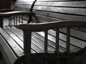 寂しい雰囲気のベンチ